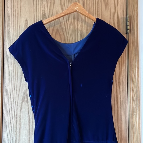 Velvet party dress with cap sleeves, sequins and decorative rose at waist. - Picture 4 of 12